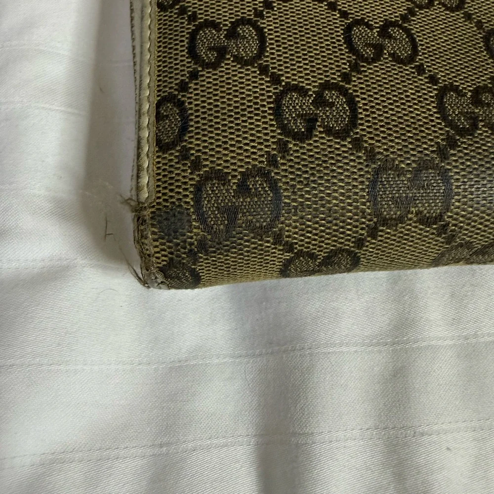 Gucci Gold Heart Charm Detail - Picture 2 of 10